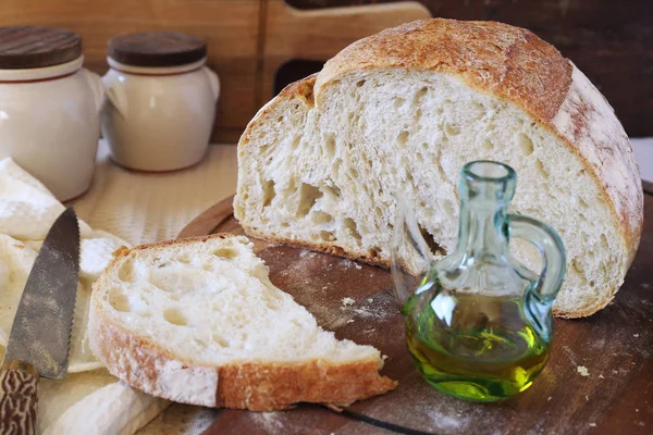 Francuski chleb wiejski i oliwy z oliwek, rustykalny styl — Zdjęcie stockowe