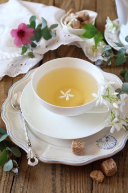 Yaz kompozisyon: romantik çay ile Yasemin Yeşil çay içme