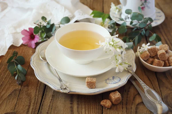 Kompozycja lato: romantyczny herbatę do picia z jasmine green tea — Zdjęcie stockowe