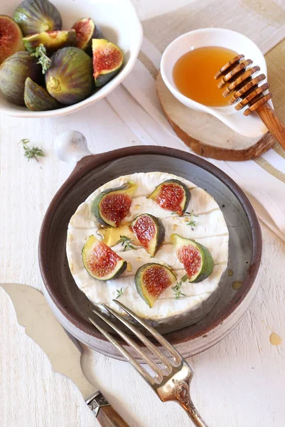 Ripe figs, Camembert cheese and honey — Stock Photo, Image