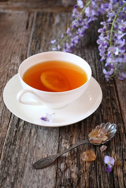 Flor de glicina azul y taza de té de limón — Foto de Stock