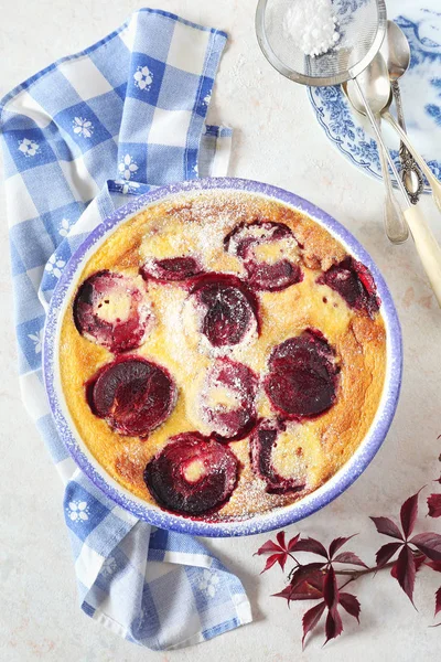 Clafoutis ameixas vermelhas, cobertura de açúcar, cozinha francesa — Fotografia de Stock