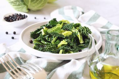 Vejetaryen mutfağı: kızarmış lahana ardıç meyveleri ve zeytin ile