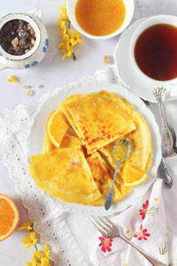 Portakal sosu ve siyah çay için fincan ince krep (blinis) 