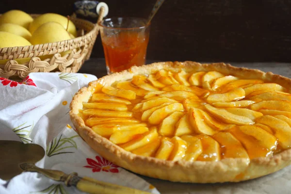 Французская кухня: традиционный яблочный пирог с абрикосовым джемом — стоковое фото