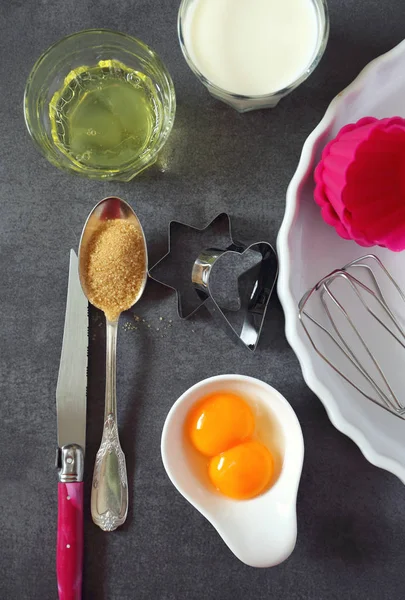 Championa jaj, jaja i silikonu naczynia do pieczenia — Zdjęcie stockowe