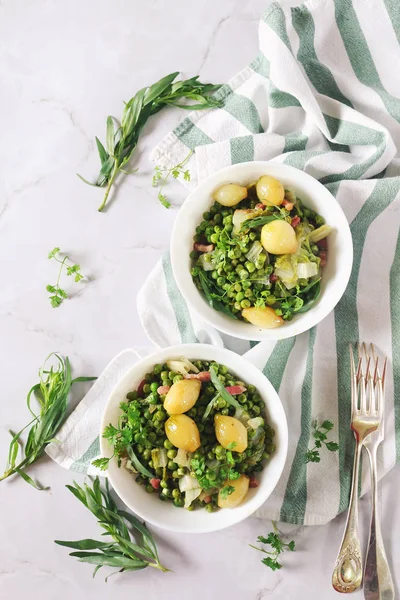 Зелені тушковані овочі (зелений горох, салат) з цибулею і ла — стокове фото
