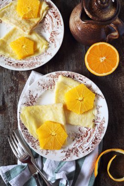 Karamelize portakal dilimleri ile ince maden suyu gözleme (blinis)