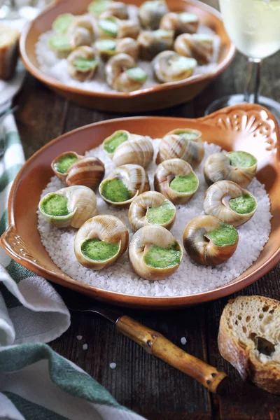 Traditional French dish: snails sauce Burgundy and a glass of wh — Stock Photo, Image