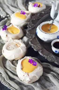 Beze mini pavlova Limon Lor ve çiçeklerle