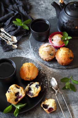 Yaban mersinli kek, pudra şekeri soyunma ve çaydanlık 