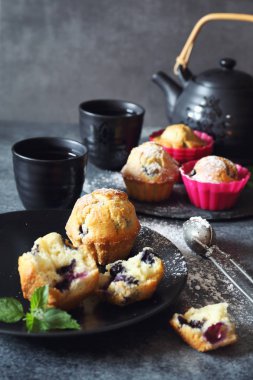 Yaban mersinli kek, pudra şekeri soyunma ve çaydanlık 