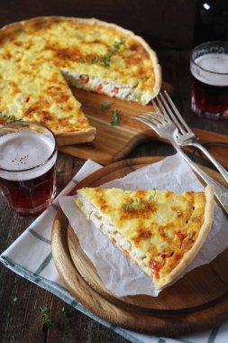 Meze: tavuk ve dolmalık biber salçası ve iki bardak bira