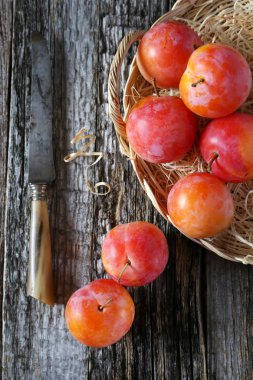 Hasır sepet içinde kırmızı Erik