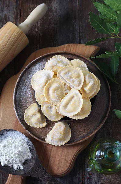 Cozinha Italiana. Ricota ravioli cru e azeite — Fotografia de Stock