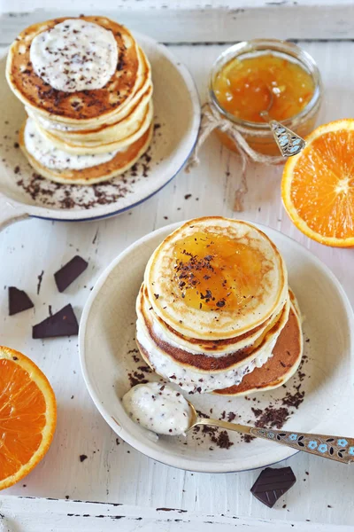 Panqueques Ricotta con mermelada de naranja y chocolate, dos porciones — Foto de Stock