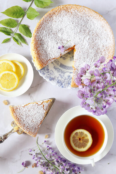 Весенний чай: бисквит и цветущая вистерия
 