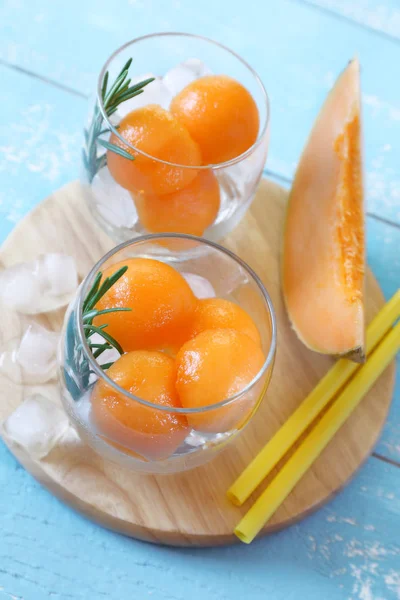Letní strava studený nápoj: detox čistou vodu s melounem a ledu — Stock fotografie