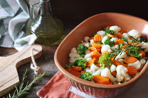 Тушковані овочі (морква, цвітна капуста, брокколі) та оливкова олія — стокове фото