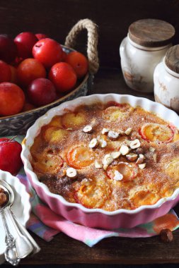 Sonbahar tatlısı. Kırmızı erikler clafoutis, fındık ve krema şekeri dr.