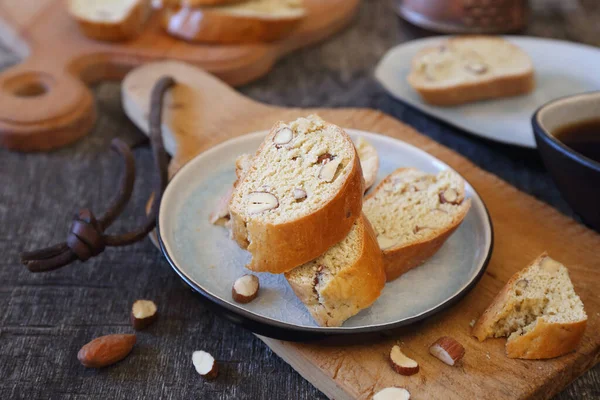 Galletas italianas: galletas de almendras y taza de café — Foto de Stock