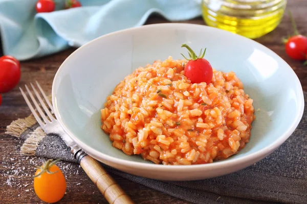 Italian cuisine. Plate of tomato risotto, olive oil and cherry t — Stock Photo, Image