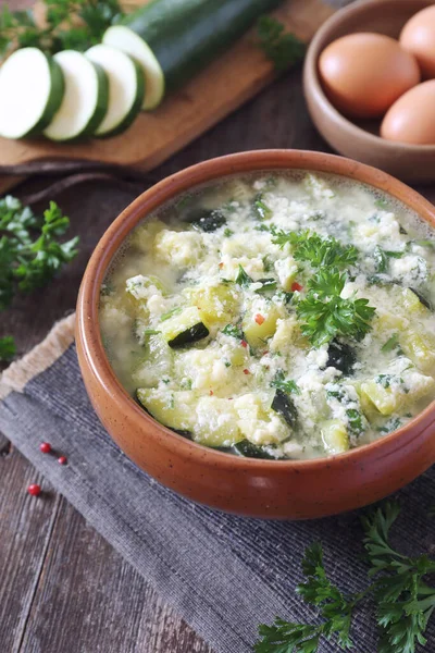 이탈리아 요리. stracciatella zucchini soup: parsley, egg and — 스톡 사진