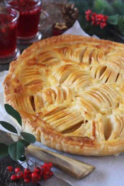 Winter dessert: apple tart and two cups of cranberry fruit drink — Stock Photo, Image