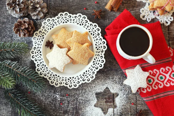 Galletas de canela de Navidad (pastel de especias), taza de café y decoración de Año Nuevo — Foto de Stock