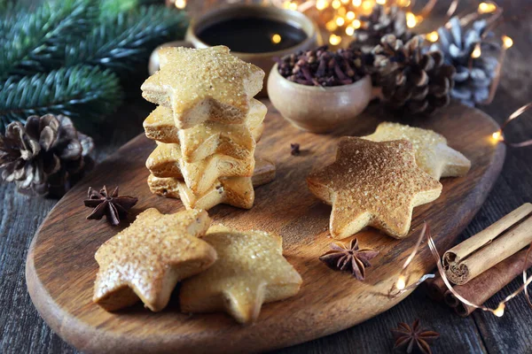 Galletas de canela de Navidad (pastel de especias) y decoración de Año Nuevo — Foto de Stock