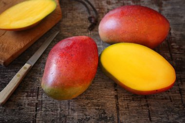 Tropikal mango meyvesi, sapasağlam. 