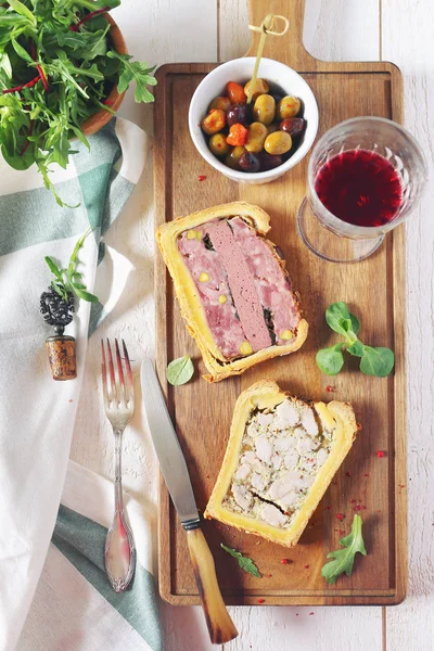 Traditional French Pate en croute with goose meat and liver with red wine — Stock Photo, Image