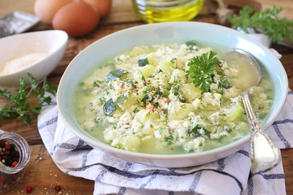 Soupe de courgettes Stracciatella : persil, œufs et fromage parmesan — Photo