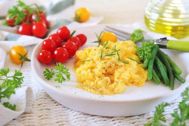  Çırpılmış yumurta, yeşil fasulye ve vişneli domates. 