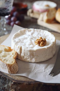 Camembert peyniri, baget, kırmızı şarap ve kırmızı üzüm