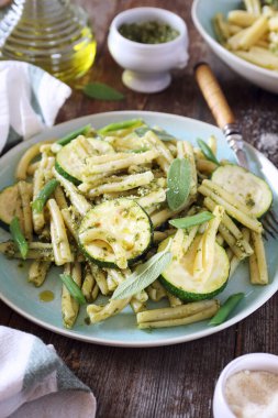 Kızarmış kabaklı İtalyan makarna, pesto sosu ve yeşil fasulye.