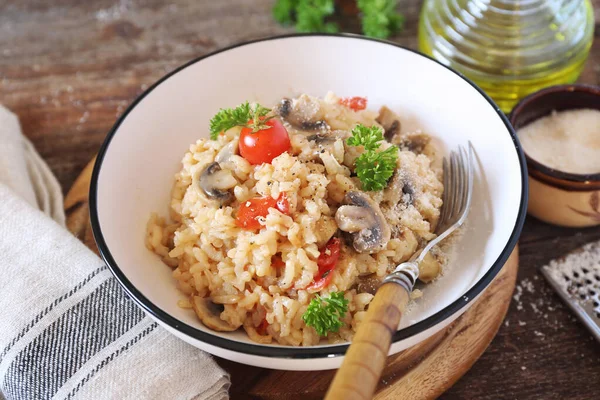 Ιταλική κουζίνα. Πιάτο ριζότο μανιταριών με ντοματίνια — Φωτογραφία Αρχείου