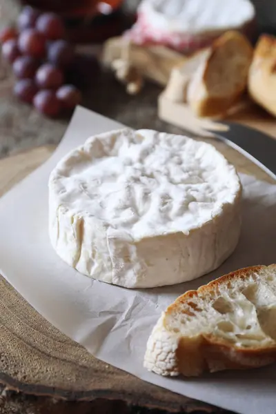 Sýr Camembert, bageta a červené hrozny — Stock fotografie