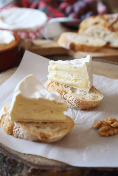 Frans dessert. Twee plakjes Camembert kaas op brood — Stockfoto