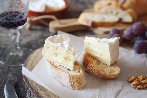 Formaggi Camembert, baguette, vino rosso e uva rossa — Foto Stock