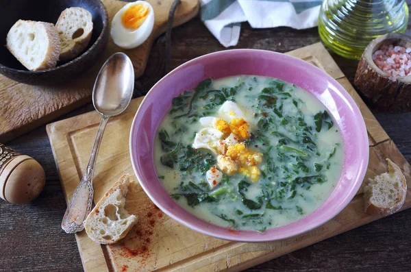 Zuppa di crema di spinaci con uova, pane e olio d'oliva — Foto Stock