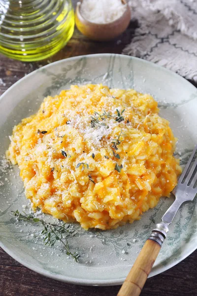 Итальянская кухня. Ризотто из моркови, оливковое масло и сыр пармезан — стоковое фото