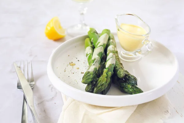 Cuisine française. Asperges vertes fraîches à la sauce hollandaise Images De Stock Libres De Droits