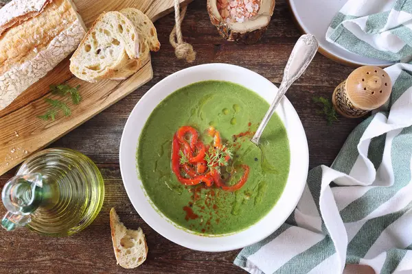 Zuppa di piselli verdi con spinaci, olio d'oliva, peperone rosso alla griglia condimento — Foto Stock