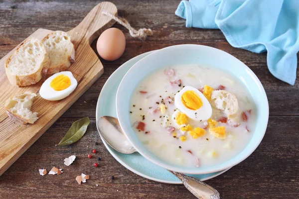 Poolse soep zurek. Zure soep met worst, aardappelen en eieren — Stockfoto