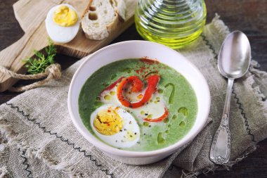 Ispanaklı yeşil bezelye çorbası. Zeytinyağı, kırmızı ızgara dolma biber ve yarım haşlanmış yumurta sosu. Kırsal biçim
