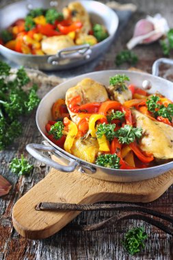 Biber, maydanoz ve sarımsak, iki porsiyon, rustik tarzı ile Haşlanmış tavuk