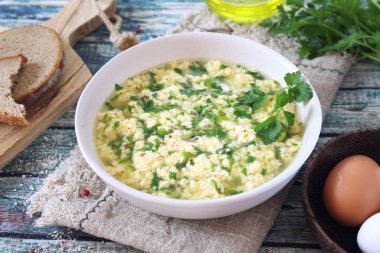 İtalyan mutfağı. Stracciatella çorbası: maydanoz, yumurta, zeytinyağı ve parmesan peyniri. Kırsal biçim