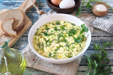İtalyan mutfağı. Stracciatella çorbası: maydanoz, yumurta, zeytinyağı ve parmesan peyniri. Kırsal biçim