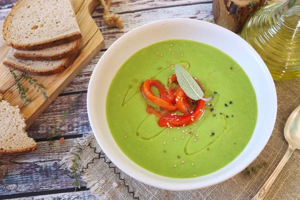 Sopa Guisantes Verdes Con Espinacas Aceite Oliva Pimiento Rojo Parrilla — Foto de Stock